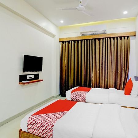 Oyo 77491 Hotel Shreenath Valsad Ngoại thất bức ảnh