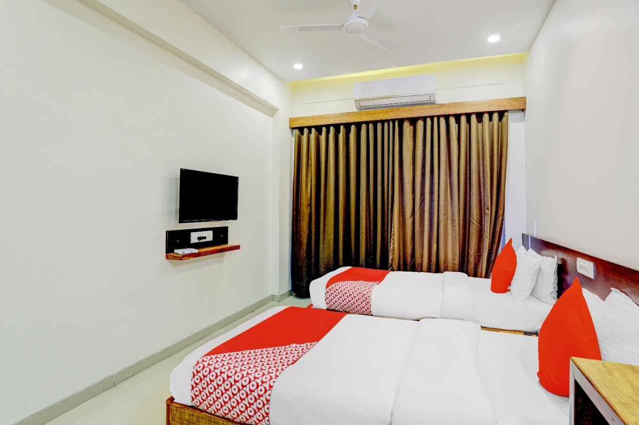 Oyo 77491 Hotel Shreenath Valsad Ngoại thất bức ảnh