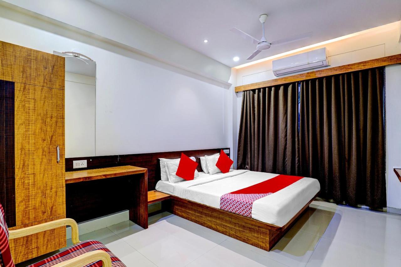 Oyo 77491 Hotel Shreenath Valsad Ngoại thất bức ảnh