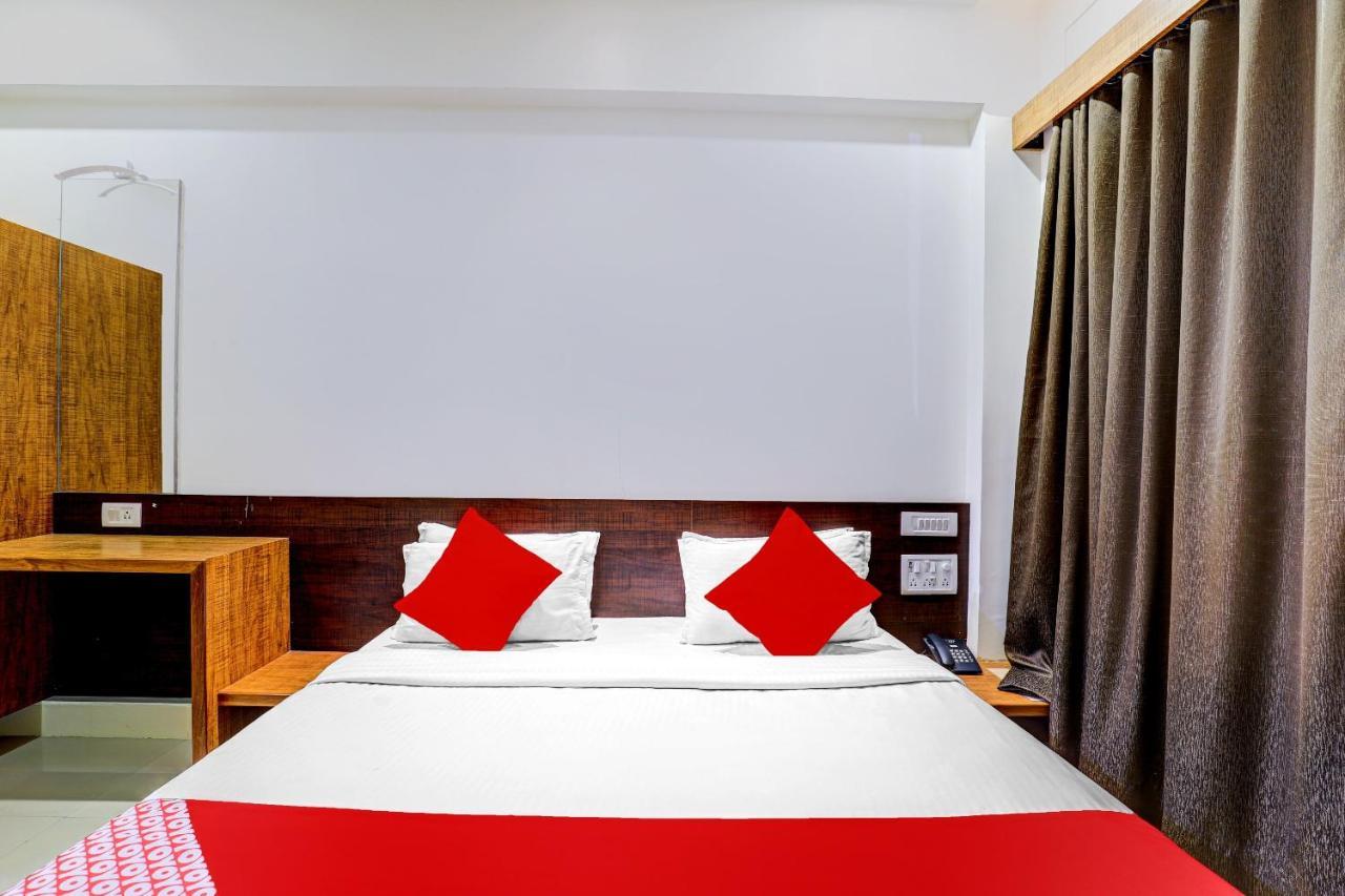 Oyo 77491 Hotel Shreenath Valsad Ngoại thất bức ảnh