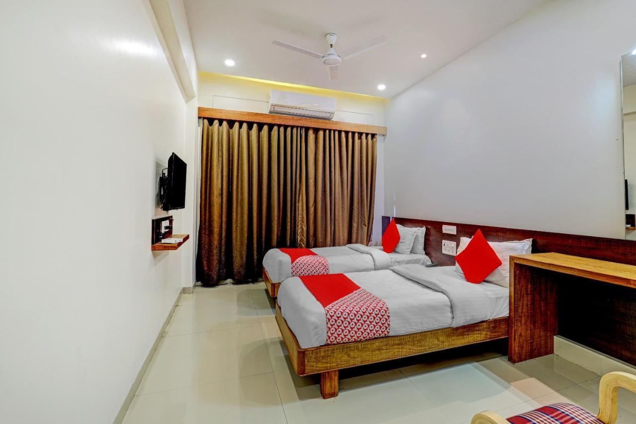 Oyo 77491 Hotel Shreenath Valsad Ngoại thất bức ảnh