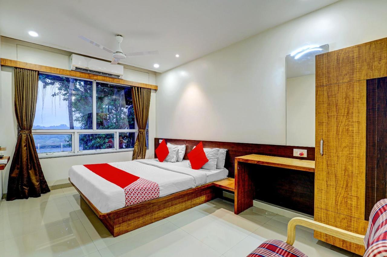 Oyo 77491 Hotel Shreenath Valsad Ngoại thất bức ảnh