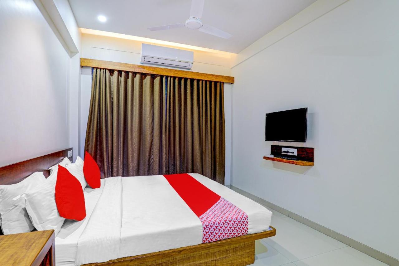 Oyo 77491 Hotel Shreenath Valsad Ngoại thất bức ảnh